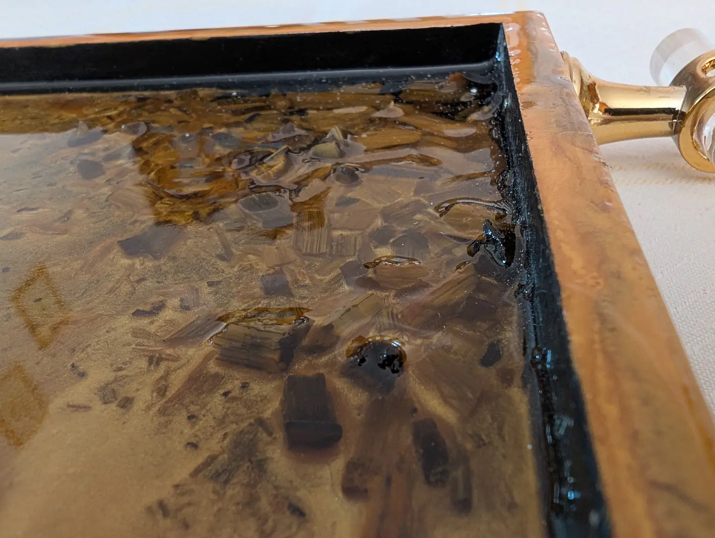 Tabuleiro Artesanal em Bambu com Resina Epóxi Dourada e Olho de Tigre Natural 2
