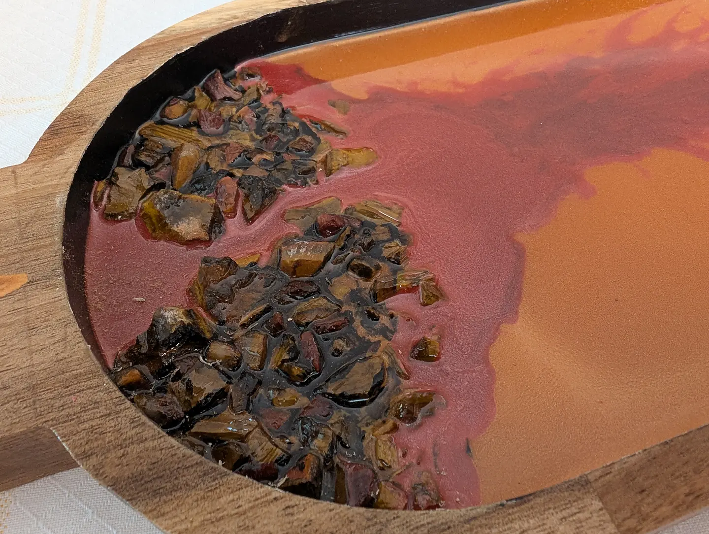 Tabuleiro Artesanal em Bambu com Resina Epóxi Dourada, Rosa e Olho de Tigre Natural 4