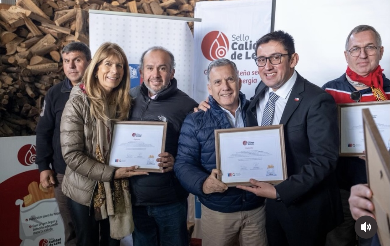 Leñería Oscar Rioseco, de Molina, recibe placa de Centro Integral de Biomasa por su secador de leña TROCKNNER