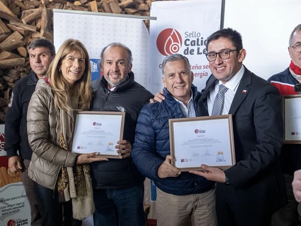 Leñería Oscar Rioseco, de Molina, recibe placa de Centro Integral de Biomasa por su secador de leña TROCKNNER