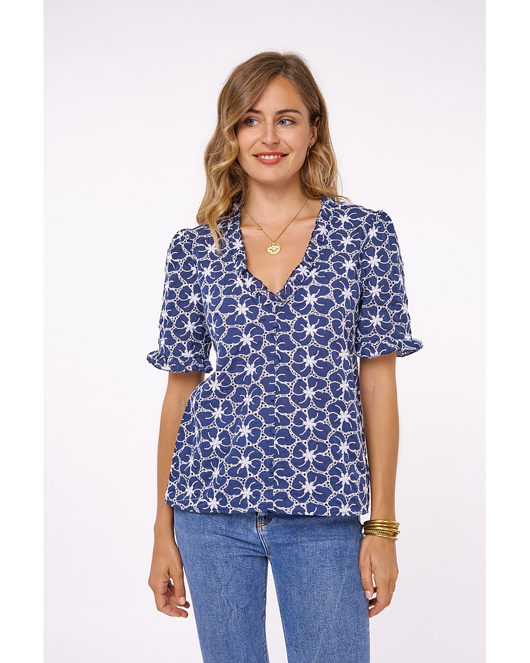 BLUSA COM PORMENORES BORDADOS  