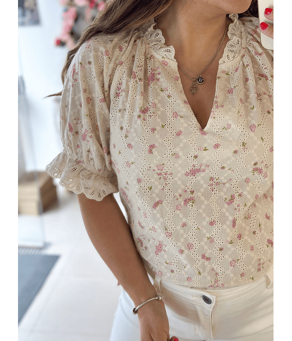 CAMISA COM PORMENORES BORDADOS 