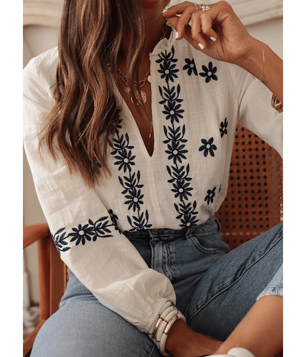 BLUSA COM PORMENORES BORDADOS