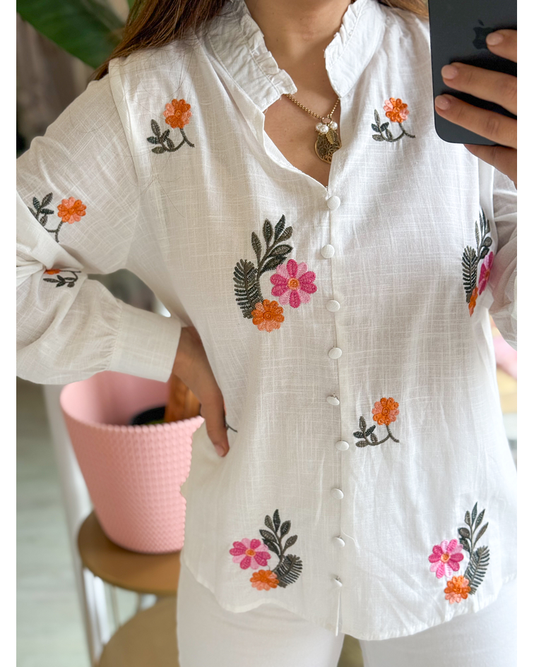 CAMISA COM FLORES BORDADAS