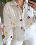 CAMISA COM FLORES BORDADAS 