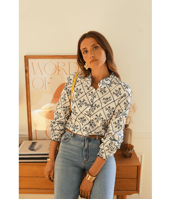 CAMISA COM BORDADOS AZUIS