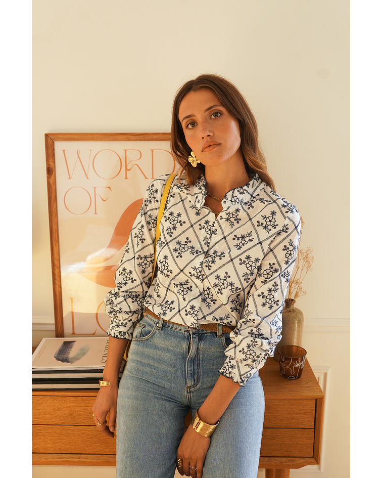 CAMISA COM BORDADOS AZUIS