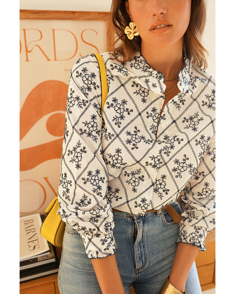 CAMISA COM BORDADOS AZUIS