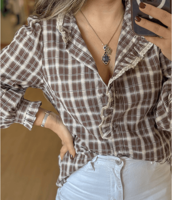 CAMISA QUADRADOS CASTANHA COM RENDINHA
