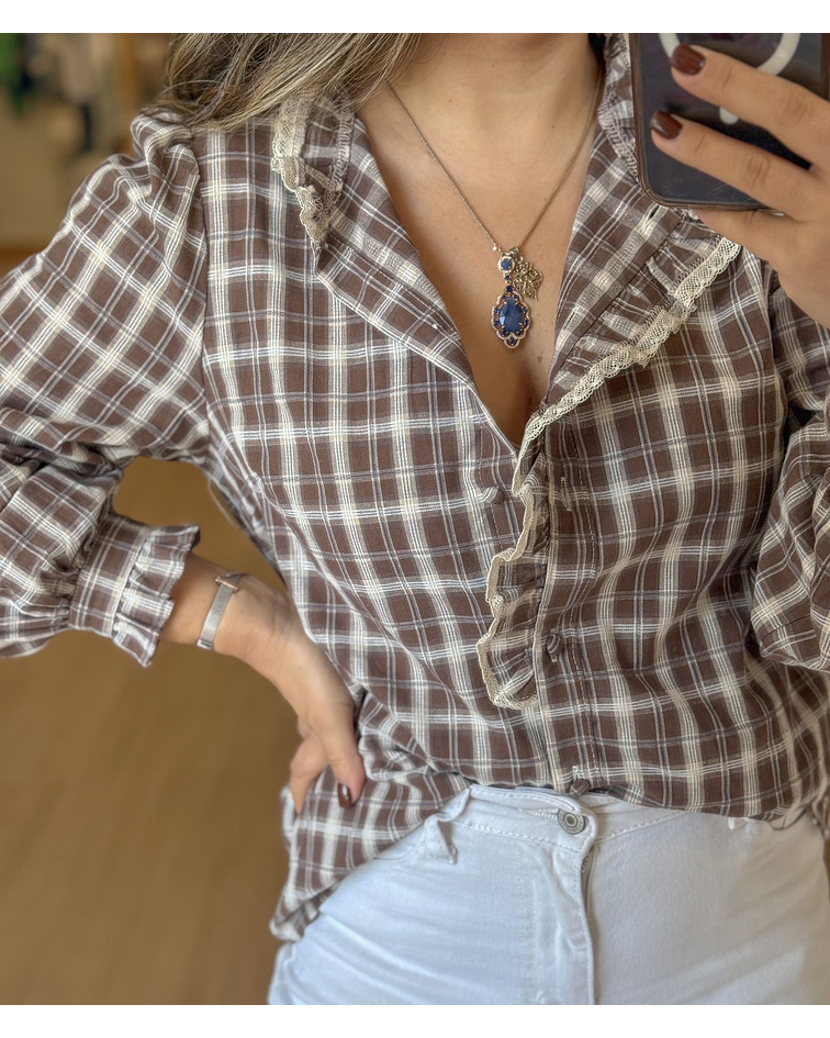 CAMISA QUADRADOS CASTANHA COM RENDINHA