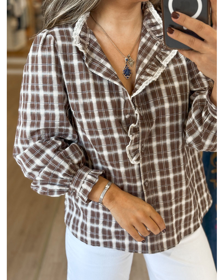 CAMISA QUADRADOS CASTANHA COM RENDINHA