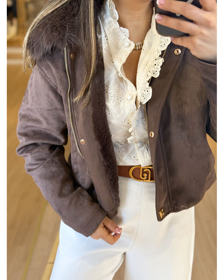 CASACO CASTANHO COM GOLA PELO