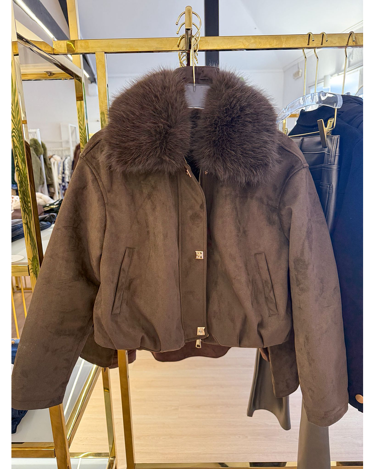 CASACO CASTANHO COM GOLA PELO