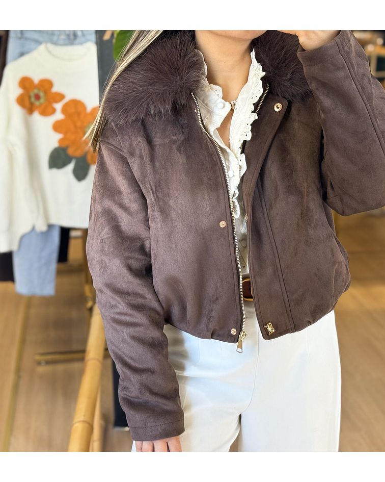 CASACO CASTANHO COM GOLA PELO