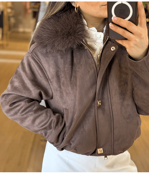 CASACO CASTANHO COM GOLA PELO