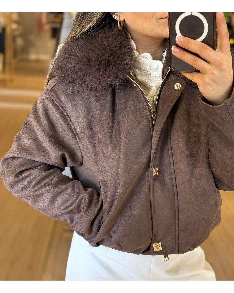 CASACO CASTANHO COM GOLA PELO