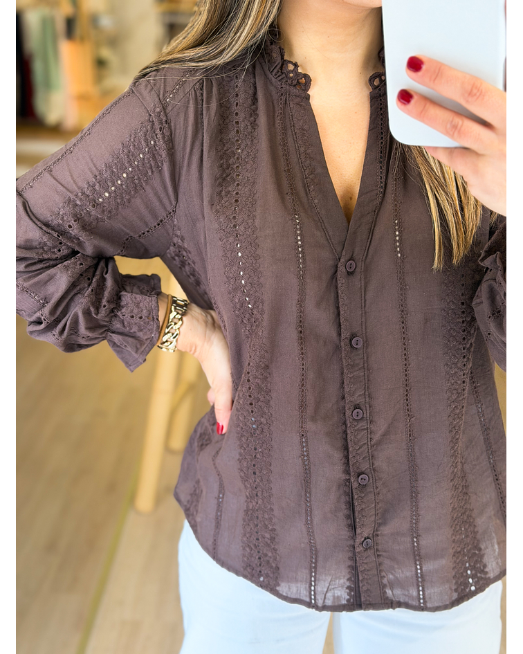 CAMISA BORDADA CASTANHA 