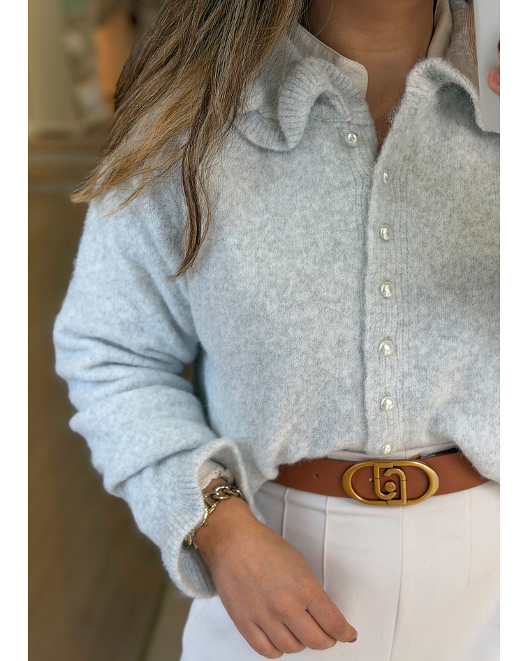 CARDIGÃ CINZA COM BOTÃO PÉROLA