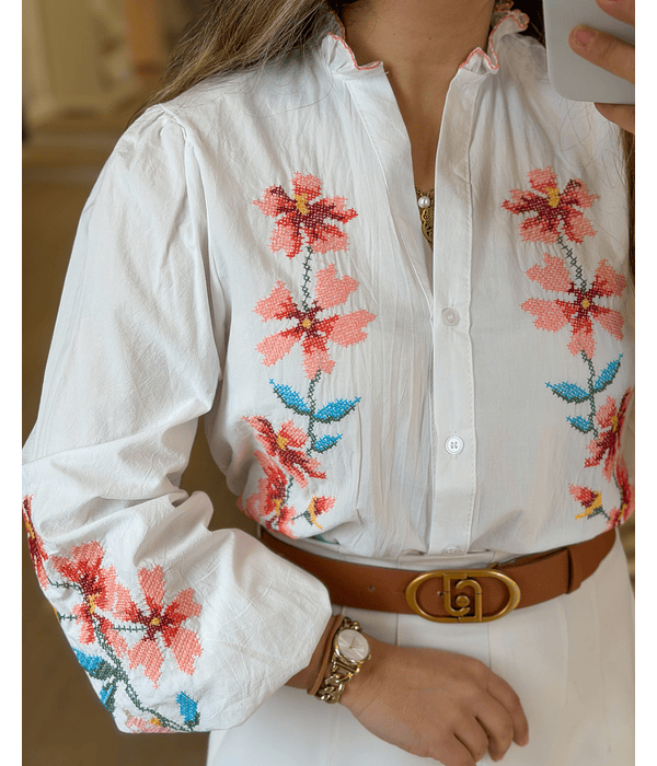 CAMISA BRANCA COM BORDADOS 
