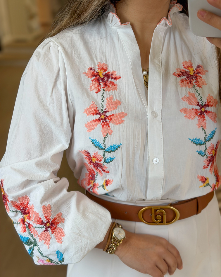 CAMISA BRANCA COM BORDADOS 