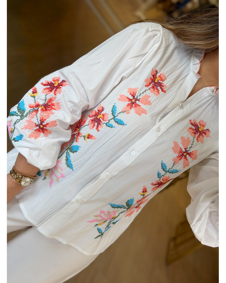 CAMISA BRANCA COM BORDADOS 