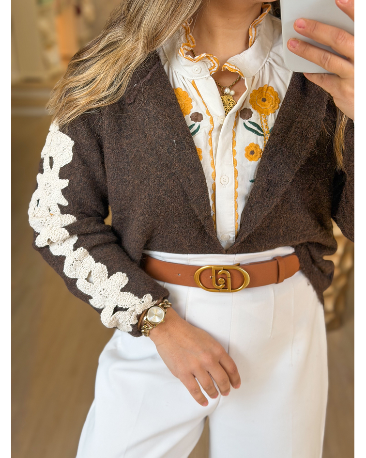 CAMISA BEGE COM BORDADOS  