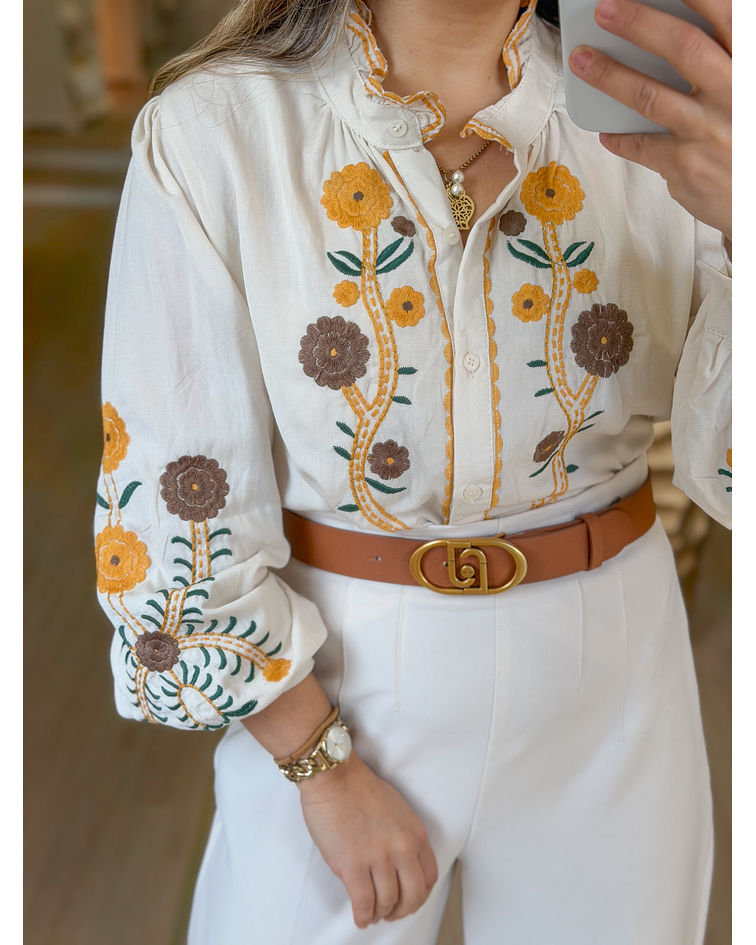 CAMISA BEGE COM BORDADOS  