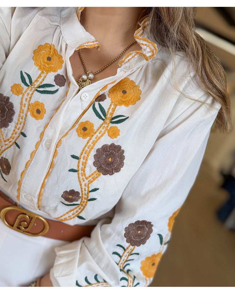 CAMISA BEGE COM BORDADOS  