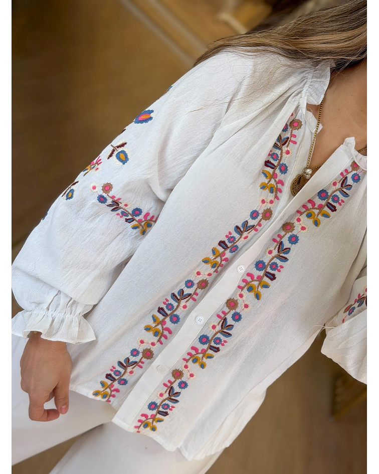 CAMISA BRANCA COM BORDADOS  
