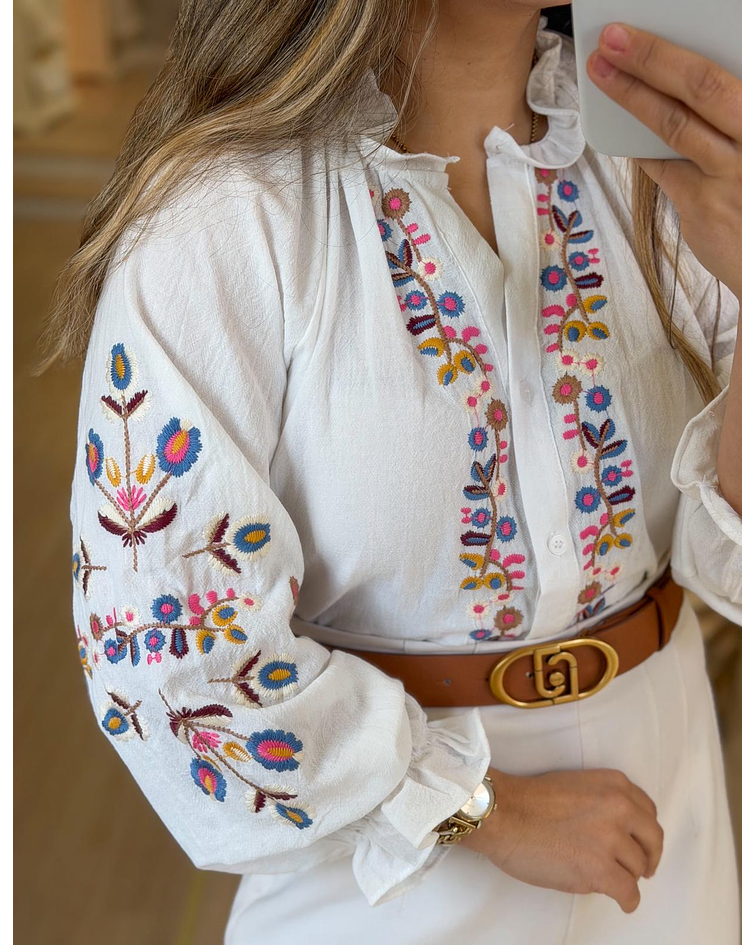 CAMISA BRANCA COM BORDADOS  