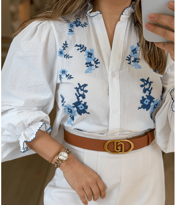 CAMISA BRANCA COM BORDADOS  