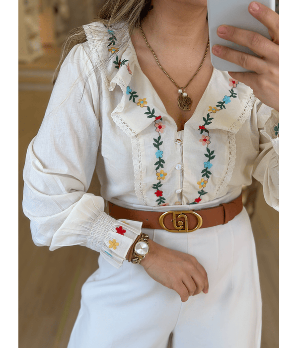 CAMISA BEGE COM FOLHO BORDADO