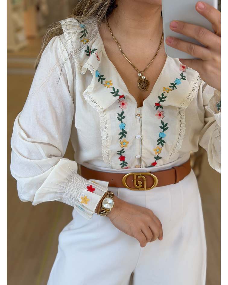 CAMISA BEGE COM FOLHO BORDADO