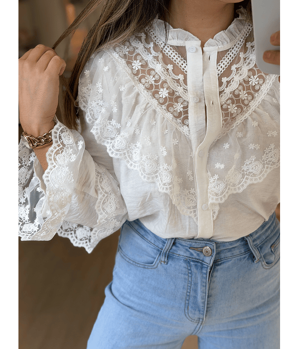CAMISA COM PORMENORES RENDA
