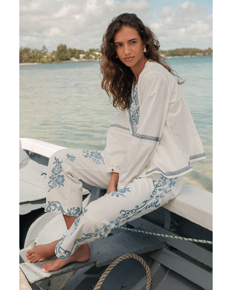 JEANS BORDADOS AZUIS