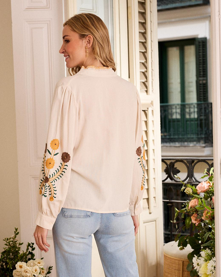 CAMISA BEGE COM BORDADOS  