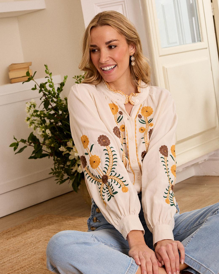 CAMISA BEGE COM BORDADOS  