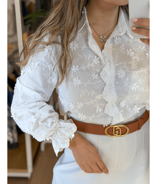 CAMISA COM PORMENORES BORDADOS