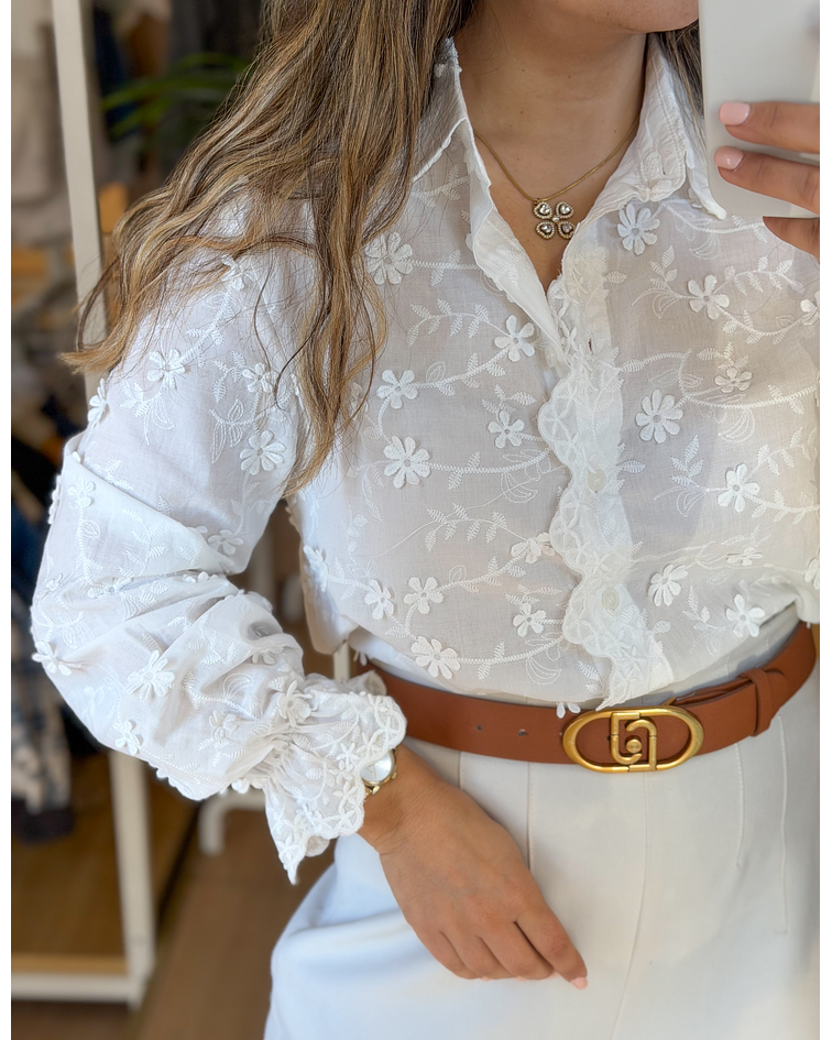 CAMISA COM PORMENORES BORDADOS