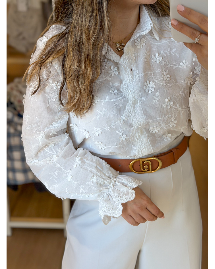 CAMISA COM PORMENORES BORDADOS