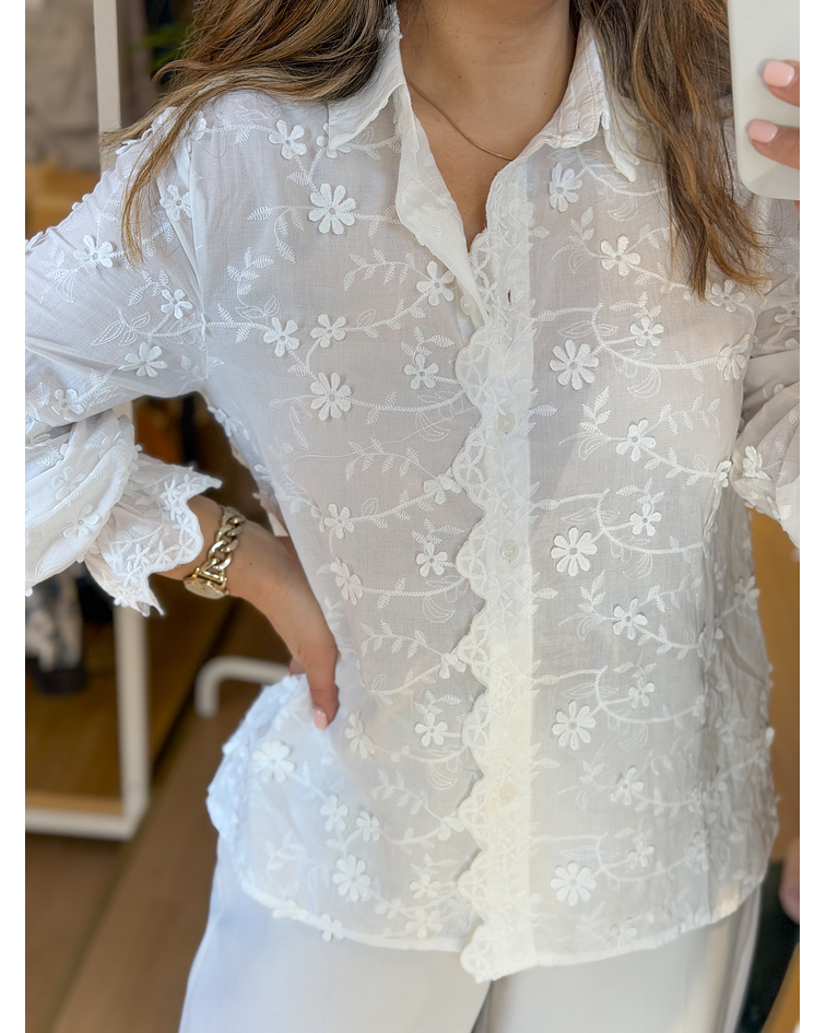 CAMISA COM PORMENORES BORDADOS