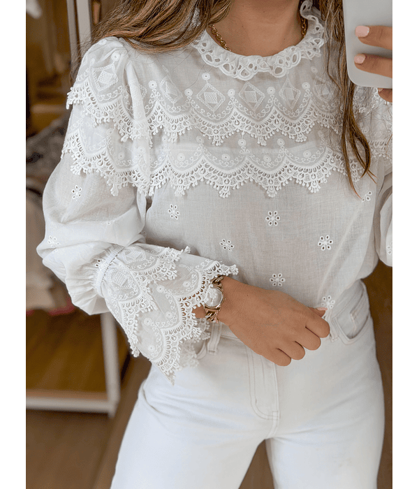 BLUSA BRANCA PORMENORES BORDADOS
