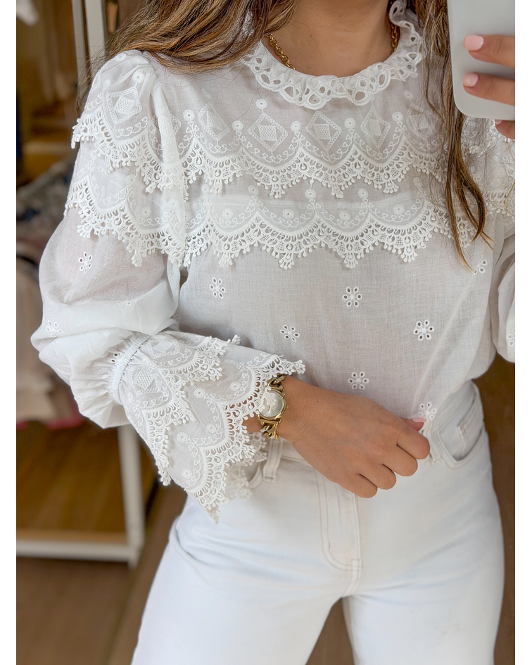 BLUSA BRANCA PORMENORES BORDADOS
