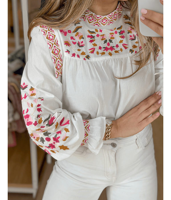 BLUSA BRANCA BORDADOS 