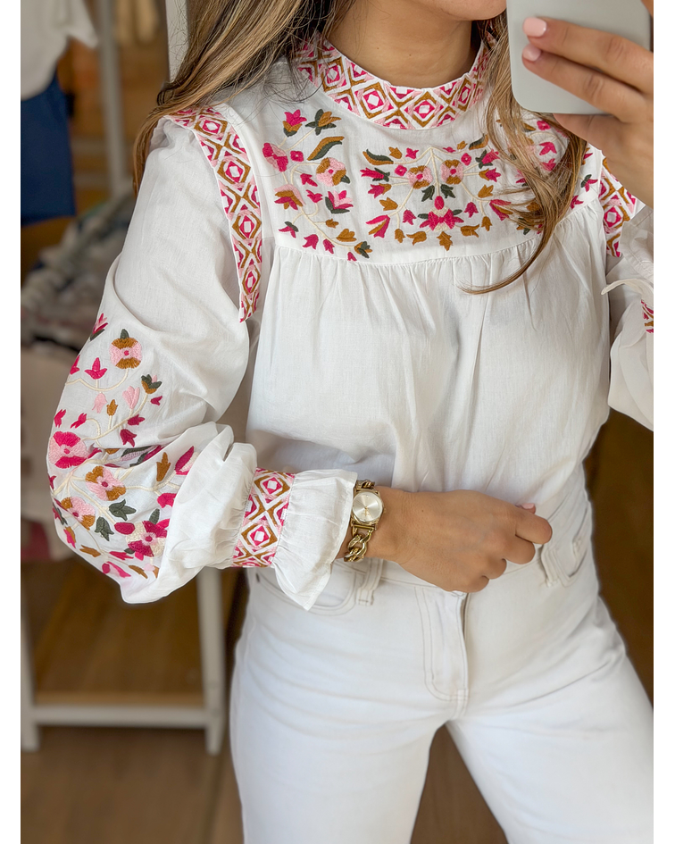 BLUSA BRANCA BORDADOS 