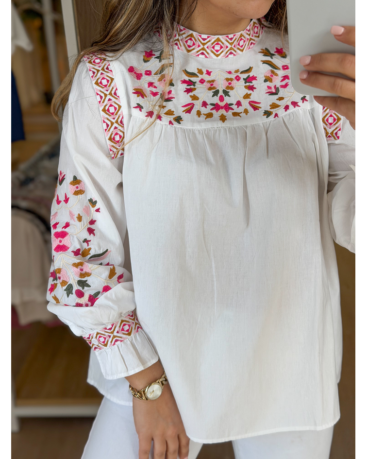 BLUSA BRANCA BORDADOS 