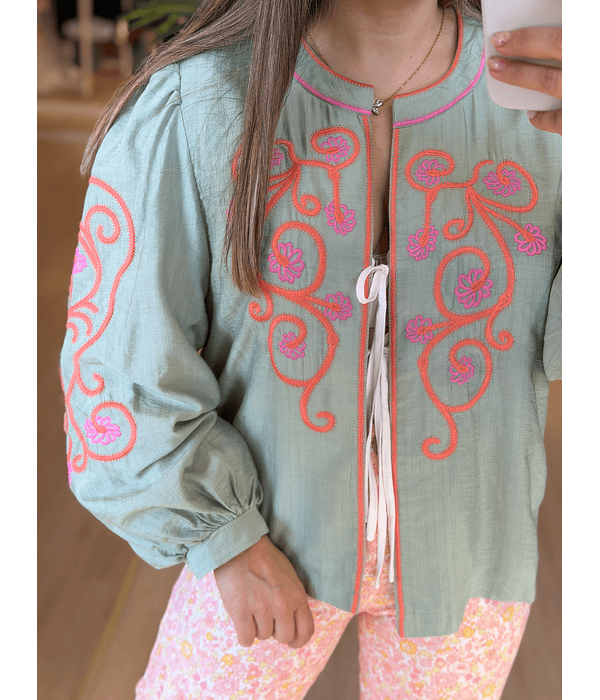 CASACO COM PORMENORES BORDADOS