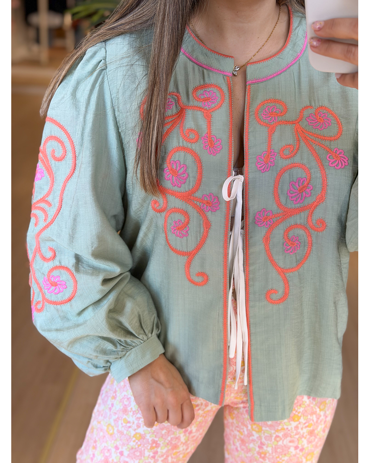 CASACO COM PORMENORES BORDADOS