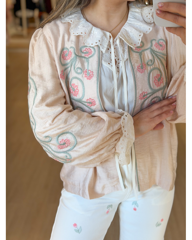 CASACO COM PORMENORES BORDADOS 