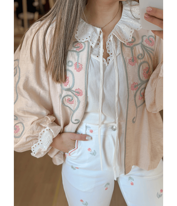 CASACO COM PORMENORES BORDADOS 